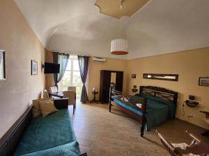 梅塔拉皮尼盖拉索伦托住宿加早餐旅馆的一间带两张双层床和一张沙发的卧室