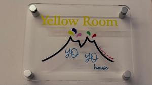 那不勒斯yo yo house luxury room的黄色房间标牌 所以你