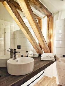 赫尔辛堡Hotel 1622 - Adults only的浴室配有大型白色水槽和浴缸。