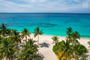 肯杜瓦Zuri Zanzibar的享有棕榈树海滩和大海的空中景致