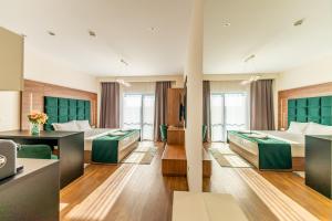 阿拉德M City Aparthotel的酒店客房配有两张床和一张书桌