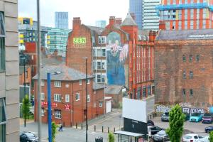 曼彻斯特Pass the Keys City Center Ancoats Northern Quarter 1 Min Walk的一面有大壁画的建筑