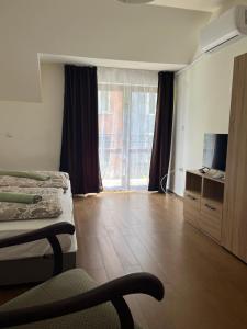 索非亚En-Suite Rooms: Novа Guesthouse in Sofia Center的客房设有床、书桌和窗户。