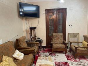 伊斯梅利亚Elnoras city ismailia的带沙发和平面电视的客厅