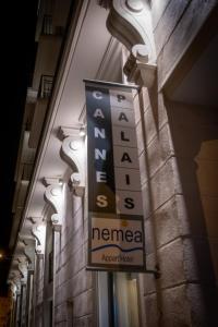 戛纳Nemea Appart Hotel Cannes Palais的建筑物一侧的标志