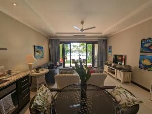 伊甸岛Papay Suite by Simply-Seychelles的客厅配有桌椅