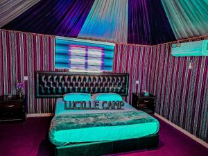 瓦迪拉姆Rum Lucille Luxury camp的帐篷内一间卧室,配有一张大床