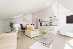 班约勒Luxury apartment Anto with sea view and balcony的白色的客厅配有沙发和桌子