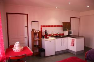 贝达里约Moulin Gaillard的小厨房配有白色橱柜和炉灶。 顶部烤箱
