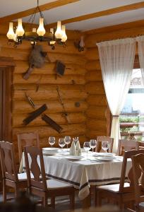 苏恰瓦Domeniul Haiducilor Bucovina的用餐室配有带酒杯的桌子