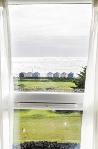 莱瑟姆-圣安妮Offshore - The Inn Collection Group的海景窗户