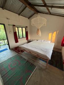 BhurkīāNanu's Bardiya Homestay的卧室配有一张床