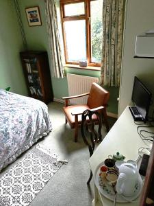 巴特尔Echoes的一间卧室配有一张床和一张桌子,上面有茶壶