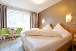 迈尔霍芬霍纳格尔旅馆的酒店客房设有一张大床和一张桌子。
