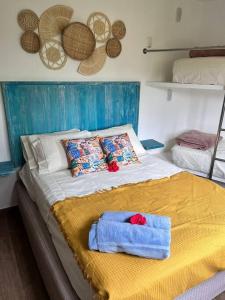 凯鲁Apto com vista mar no coração de Morro de SP的一间卧室配有带毛巾的床