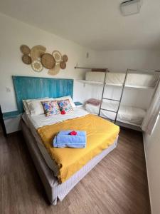 凯鲁Apto com vista mar no coração de Morro de SP的一间卧室配有一张带两张双层床的床铺。