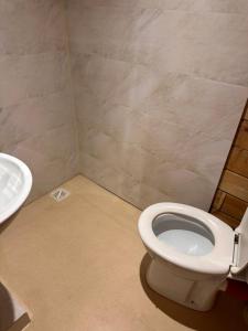 尤尔马拉Bungalo的浴室配有白色卫生间和盥洗盆。