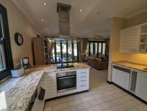 伊甸岛Maison Bigorno by Simply-Seychelles的一个带大理石台面的厨房和一间客厅
