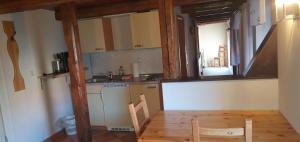 SchadelebenPension Robinienhof的厨房配有水槽、桌子和椅子