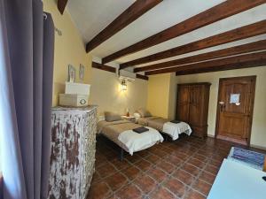 SagraMETA VOLANTE的一间带两张床的卧室,位于木天花板的房间