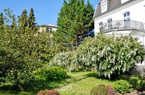 巴贝Villa im Ostseebad Baabe的院子里有花树的白色房子