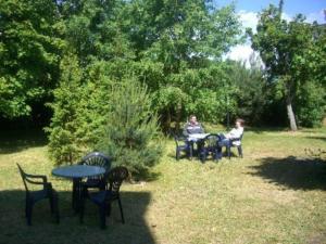 巴贝Villa im Ostseebad Baabe的公园里两人坐在桌椅上