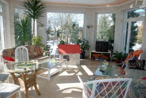 巴贝Villa im Ostseebad Baabe的客厅配有沙发和桌子