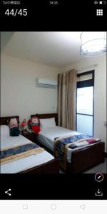 金宁乡馨紫晶民宿的酒店客房设有两张床和窗户。