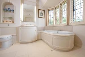 布罗德韦巴克兰庄园 - 瑞莱斯城堡酒店的带浴缸、卫生间和盥洗盆的浴室