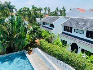 Hiếu NhơnÉn Garden Resort Hoian的享有房子和游泳池的空中景致