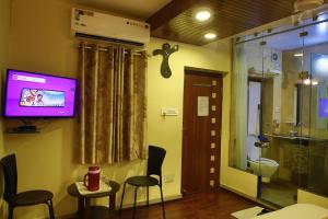 卜山Shaleen Elegance Homestay Nakki Lake 400 meters的客房设有电视和带卫生间的浴室。