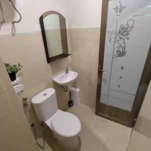 MedokansemampirApartemen Bale Hinggil Studio的浴室配有卫生间、盥洗盆和淋浴。