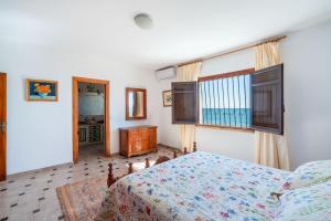 莫哈卡尔AlmeriaSuite Villa Los Carrillones Mojacar的一间卧室设有一张床和一个窗口