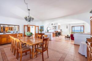莫哈卡尔AlmeriaSuite Villa Los Carrillones Mojacar的厨房以及带木桌和椅子的客厅。