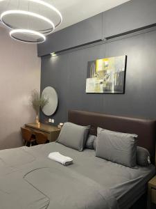 MedokansemampirApartemen Bale Hinggil Studio的一间卧室配有一张床和一张带镜子的桌子