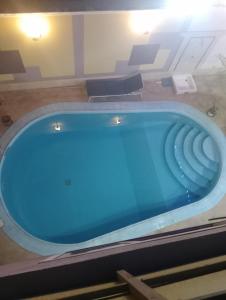 卢克索Hoppa Guest House Nile View的一个带椅子的房间的大蓝色浴缸