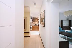 索波特Victus Apartamenty, Apartament Niebieski的走廊通往客厅和厨房