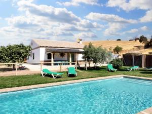 普拉多德尔雷7 bedrooms villa with private pool enclosed garden and wifi at Prado del Rey的别墅前设有游泳池