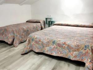 普拉多德尔雷7 bedrooms villa with private pool enclosed garden and wifi at Prado del Rey的两张睡床彼此相邻,位于一个房间里