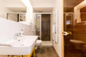 恩斯塔尔豪斯恩斯塔尔豪斯西西公园酒店的一间带水槽和卫生间的浴室