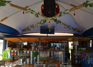 多马索Camping Italia90 Caravan&Bungalow的餐厅内带桌椅的帐篷
