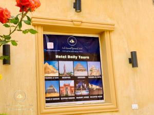 开罗Sidi Hamad Pyramids INN的酒店的每日旅游活动张贴在窗口中