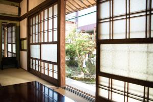 Murotsuギャラリー宿　INNAHOUSE ANDAGALLERY的客房设有窗户,享有花园的景色