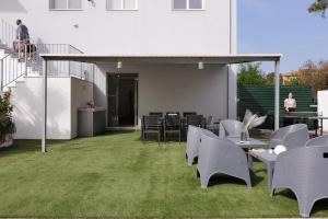 科孚镇Local Hostel & Suites的草地上带桌椅的庭院