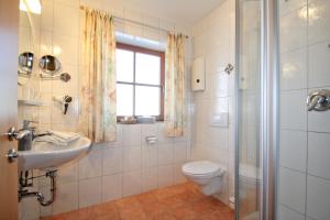 格拉本斯塔特斯特凡努蒂霍夫酒店的浴室配有卫生间、盥洗盆和淋浴。