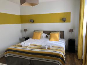 勒图凯-巴黎普拉日昂帕酒店的一间卧室配有一张大床和毛巾