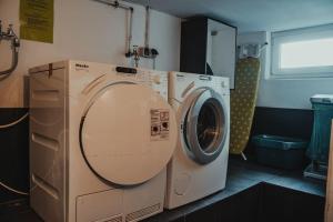 比勒费尔德3-Zimmer-Oase-Cityapartment Bielefeld Mitte 201的客房内的洗衣机和烘干机