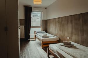 比勒费尔德3-Zimmer-Oase-Cityapartment Bielefeld Mitte 201的客房设有两张床和窗户。