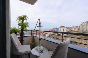 特拉布宗Berlin Suite Hotel Trabzon的设有一个配有桌椅并享有美景的阳台。