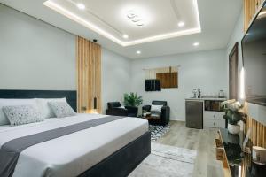 阿布贾Kashco Apartments Wuse 2 Abuja的一间卧室设有一张床和一间客厅。